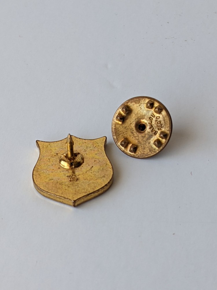 U.S.A OLYMPIC SHIELD SOUVENIR PINBACK. UNKNOWN MAKER. ENAMELED SURFACE
