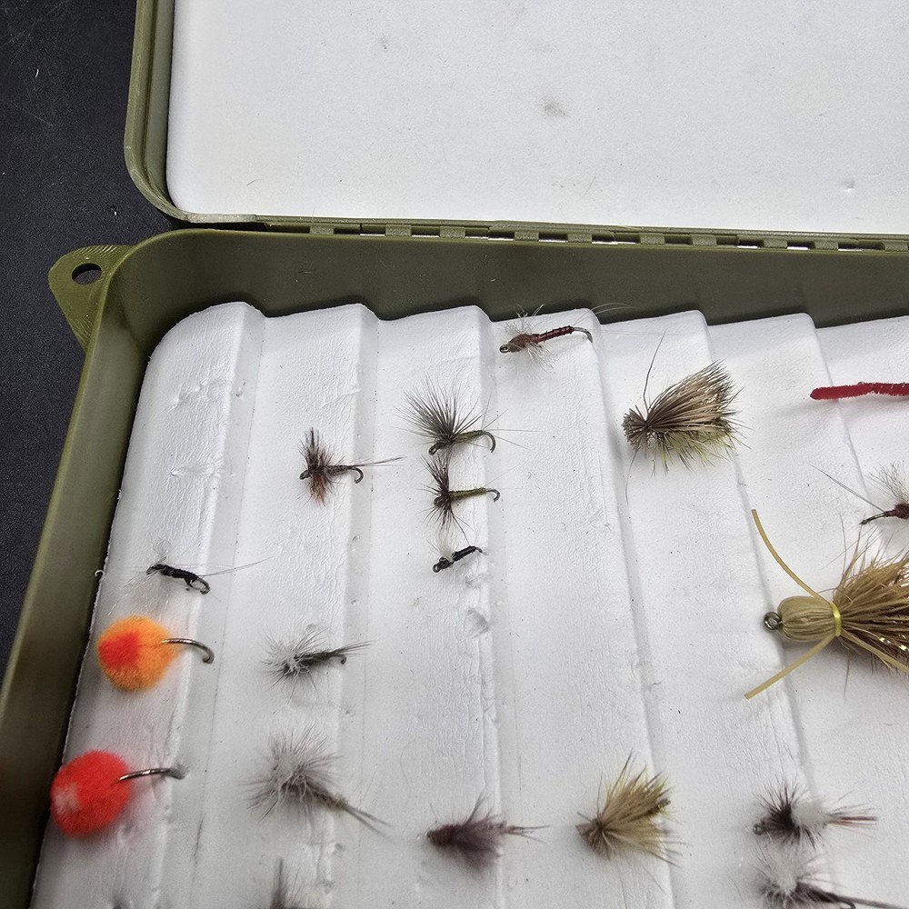 white river fly box with 27 Flys Pluse Extra Case