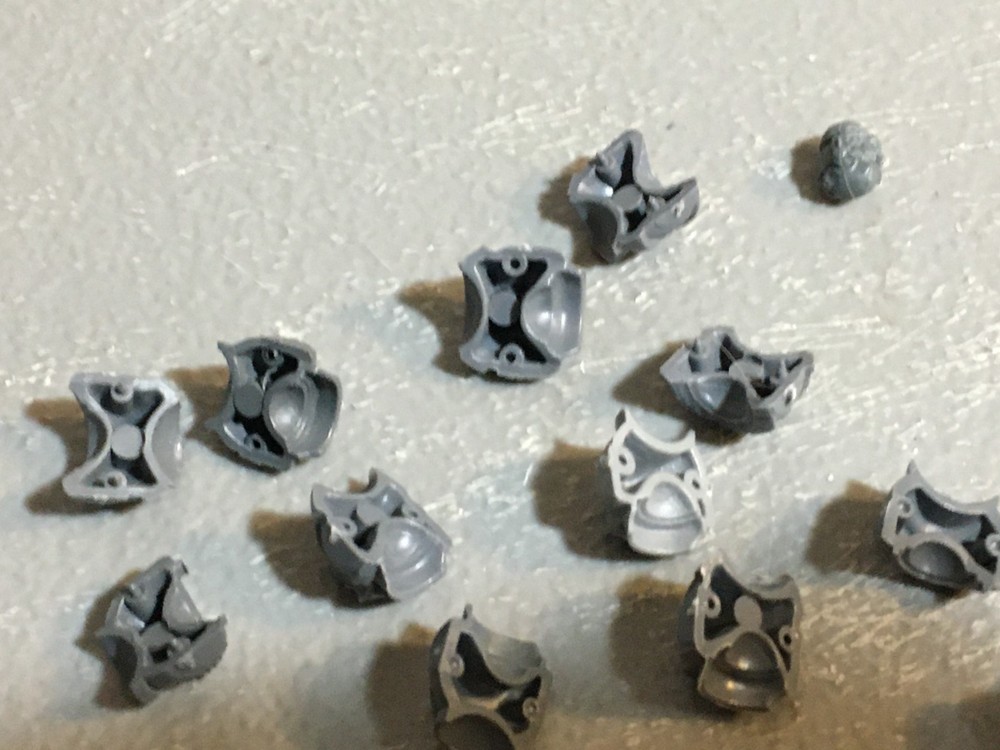 A26625 WARHAMMER 40K SPACE MARINES BITS LOT TORSO FRONTS BACKS + HEAD