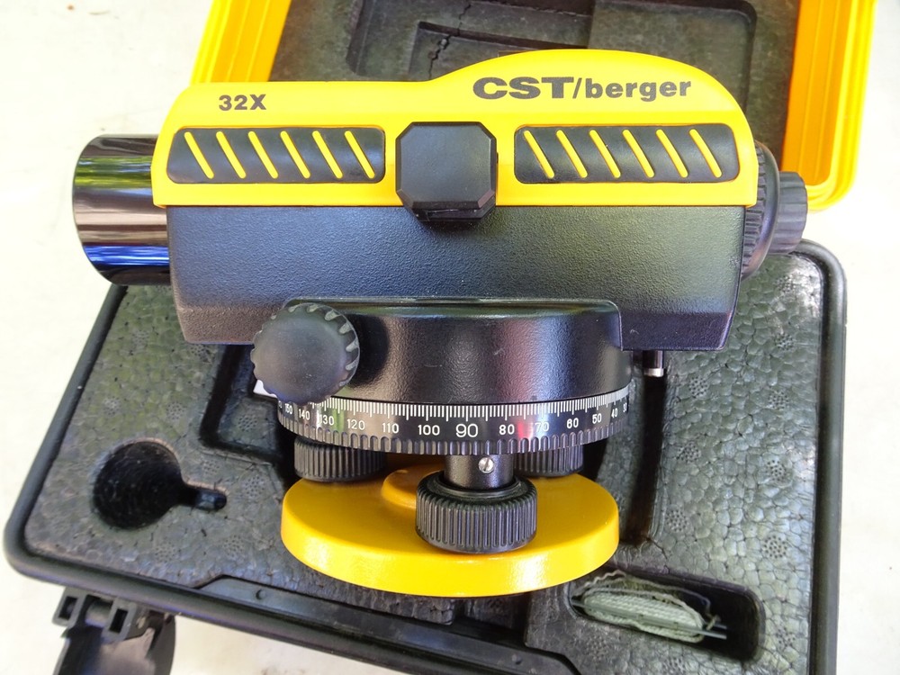 CST/Berger 32X Automatic Construction Level W/ Case