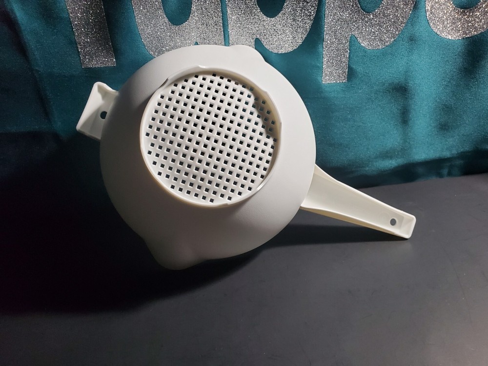 Tupperware 2 Qt Colander Hang On Pot Double Pour White New