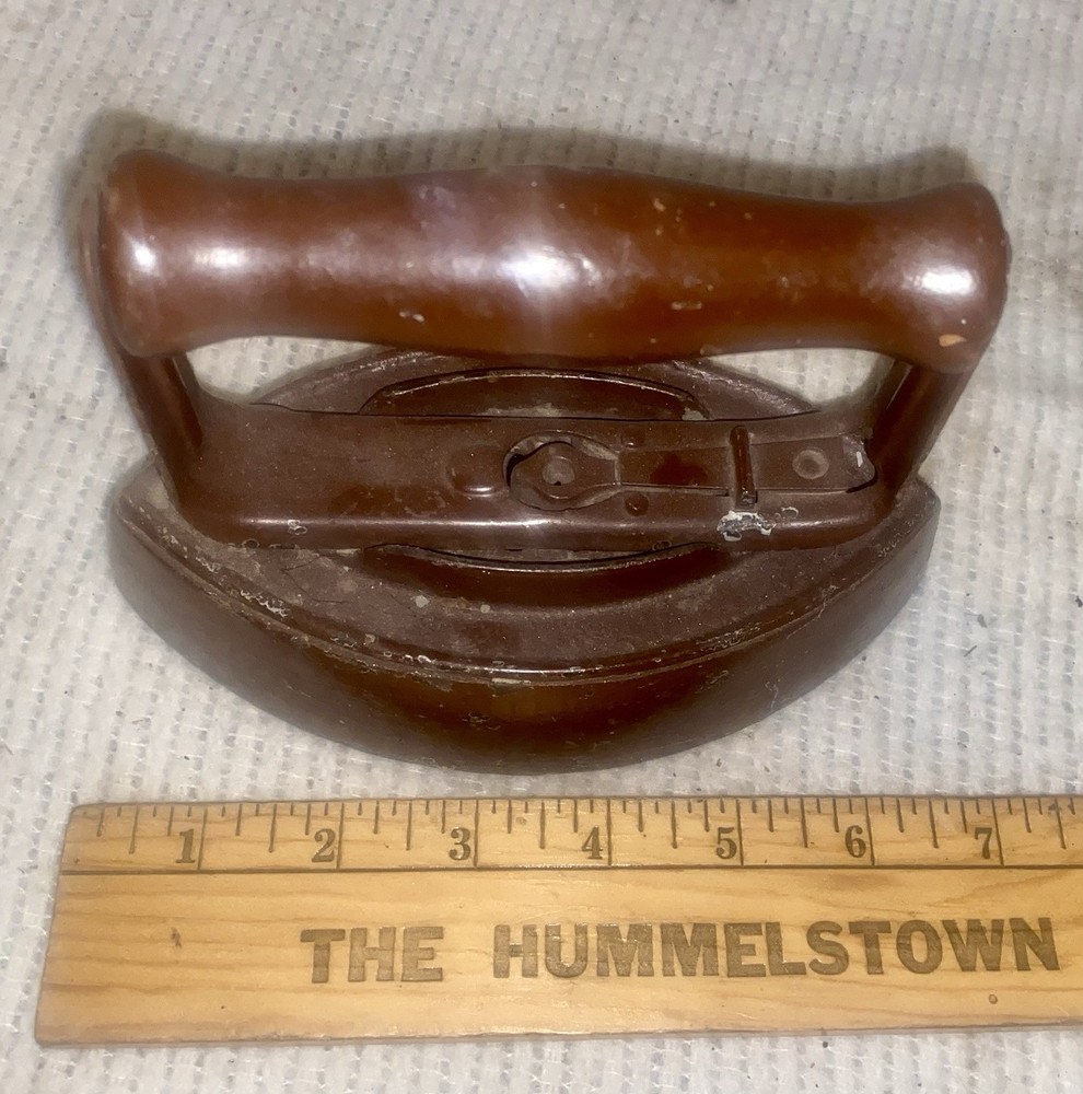 ANTIQUE SAD IRON WITH REMOVEABLE WOOD HANDLE