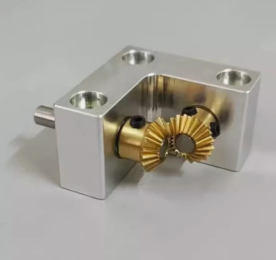 1PC Right Angle Commutator Small Bevel Gearbox 90° Drive Angle Converter 4mm 1:1