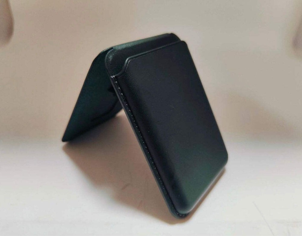 Magnetic Leather Wallet attach securely to your smartphone using MagSafe technol