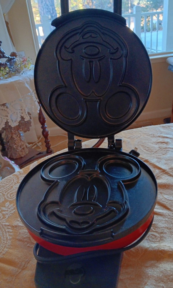 MICKY MOUSE WAFFLE IRON AND TOASTER