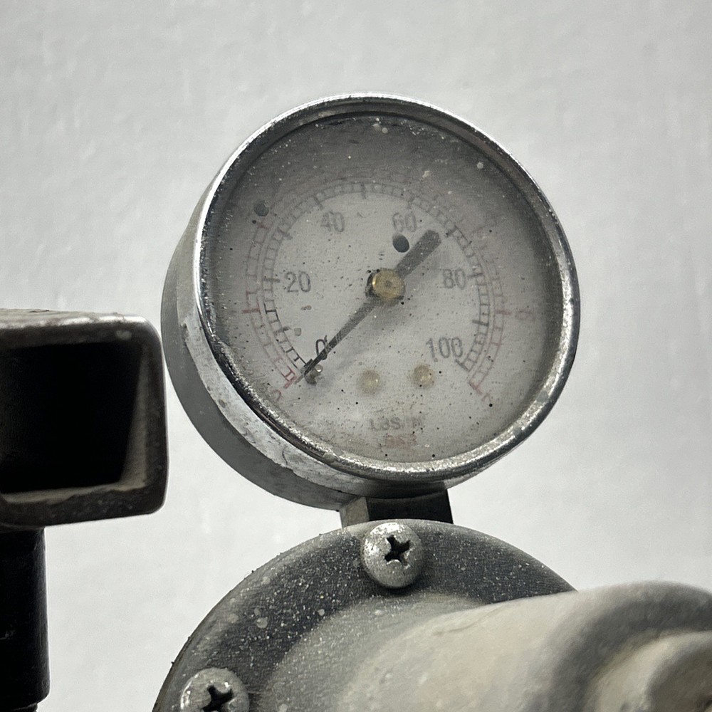 Devilbis Pressure Pot. 2 Gallon Paint Pressure Pot.