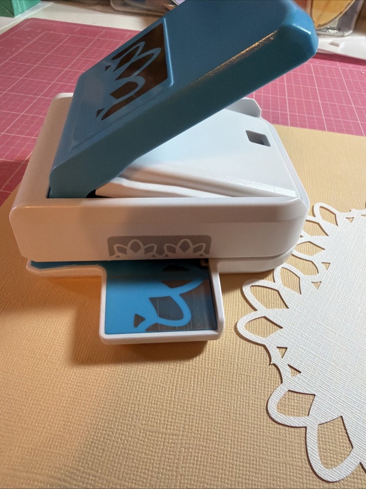 Creative Memories PETAL FRAME/BORDER Punch - MINT No Box!