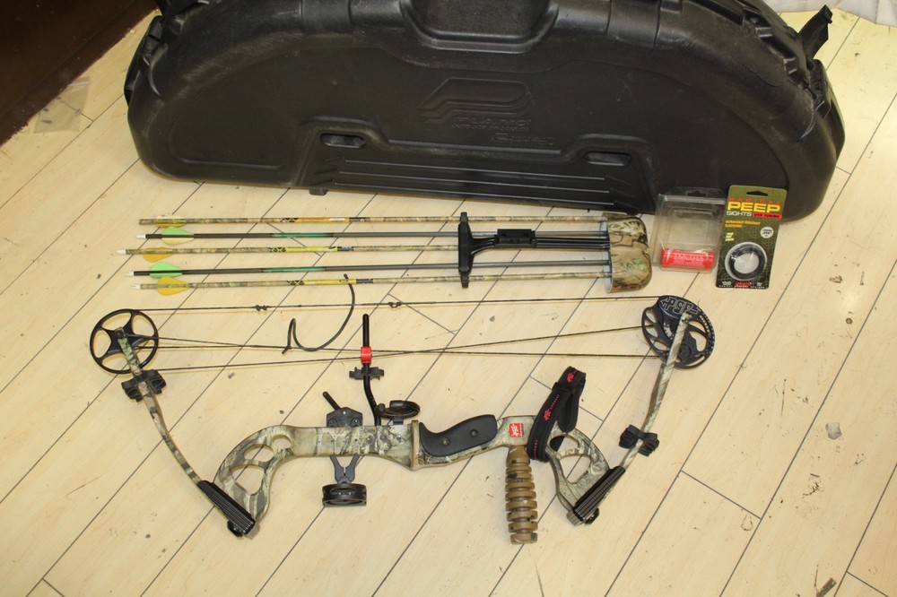 PSE Archery Stinger  Compound Bow w/ case and arrows