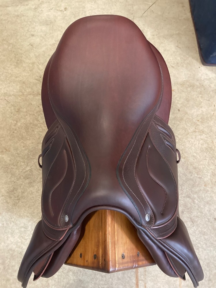 Super Comfy 17" Devoucoux Lab saddle with stirrup leathers