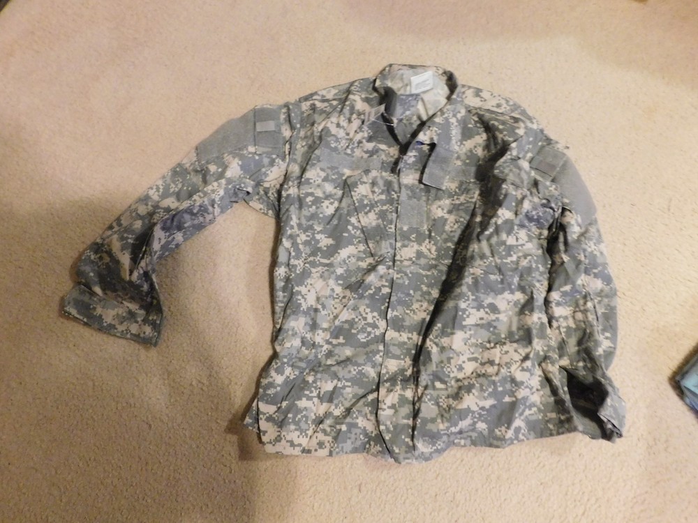 US ARMY ACU TOP COAT SIZE LARGE - REGULAR NEW