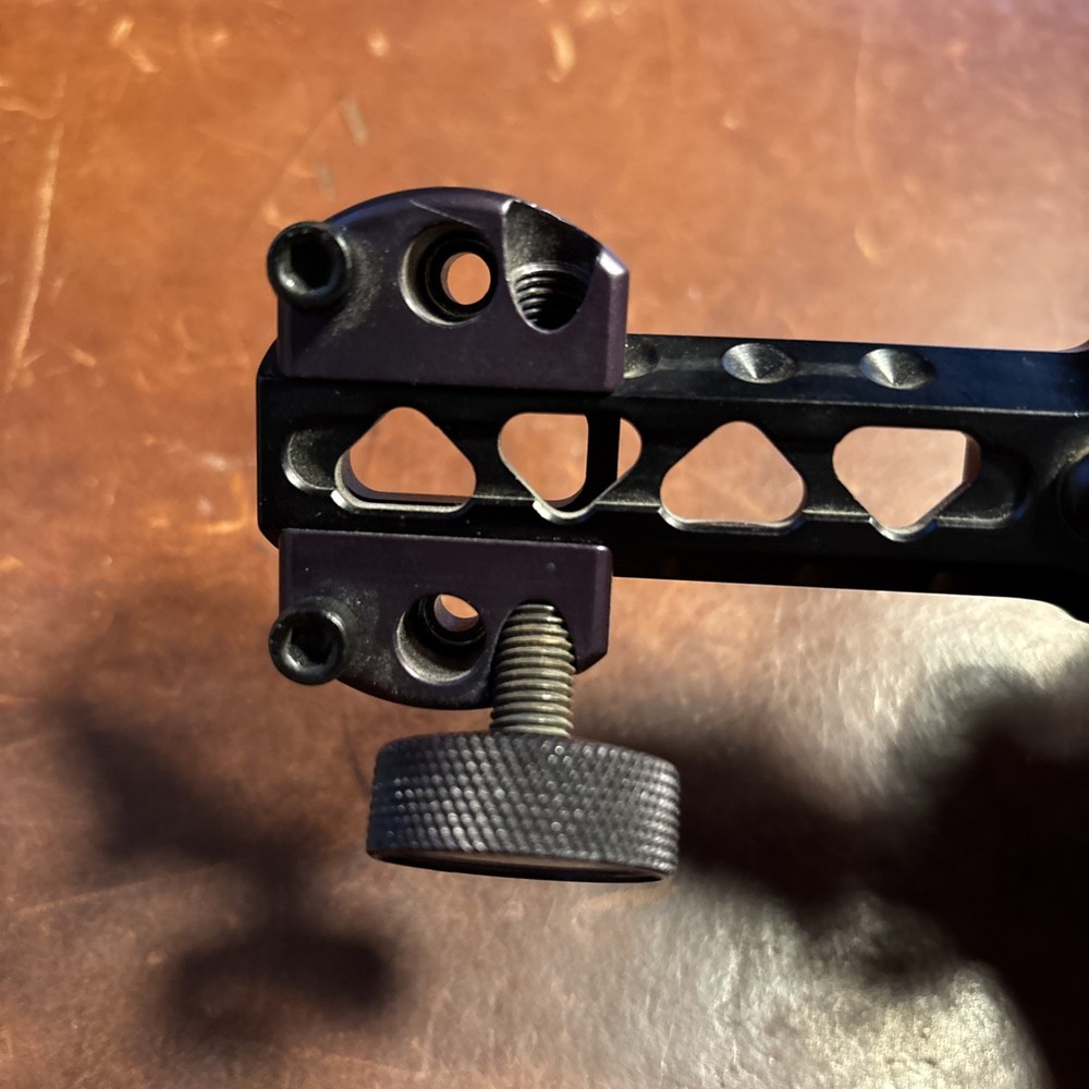 Black Gold Pro Hunter Dial Micro Adjust Dovetail 5 Pin Bow Sight