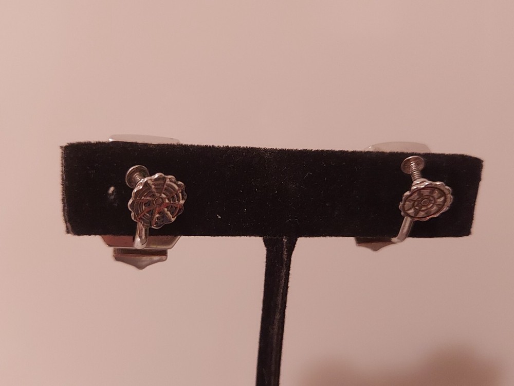 silvertone screwback knot earrings diameter .75"