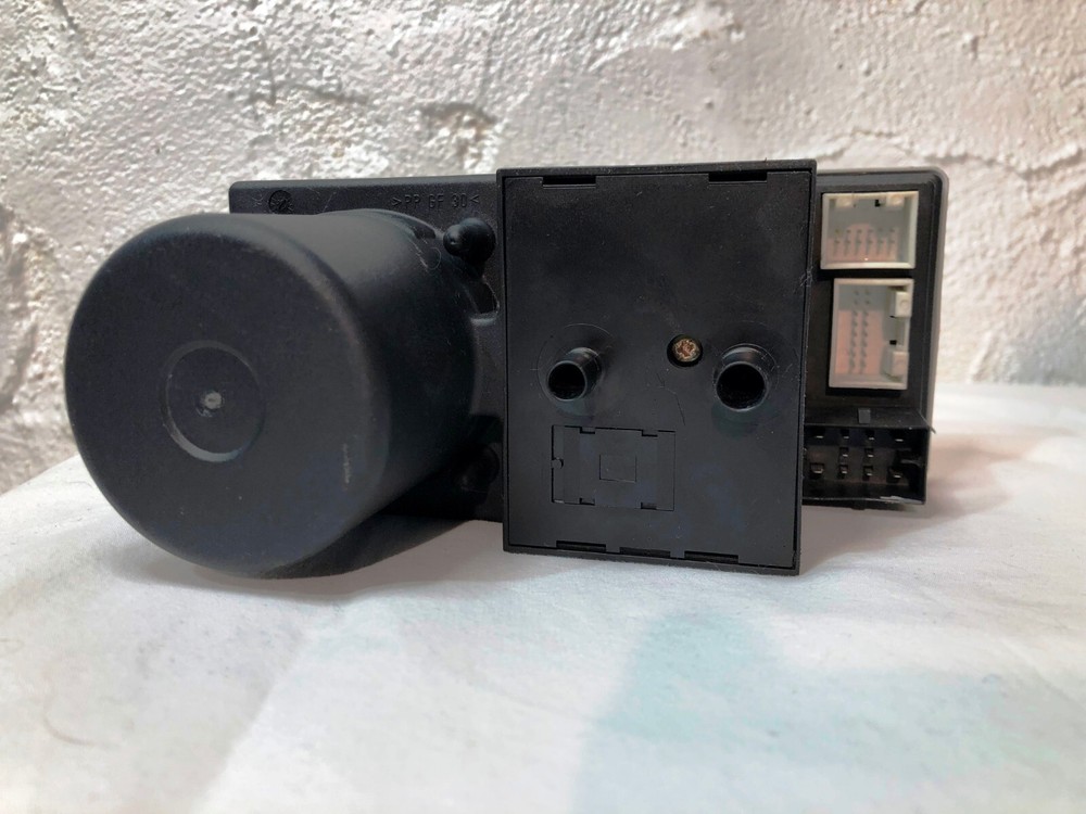 Audi B5 OEM Central Locking Vacuum Pump Module - 8L0862257N