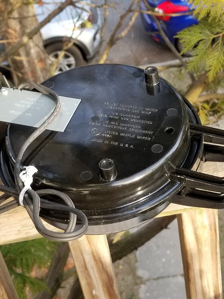 VINTAGE ELECTRIC WAFFLE IRON TOASTMASTER 245