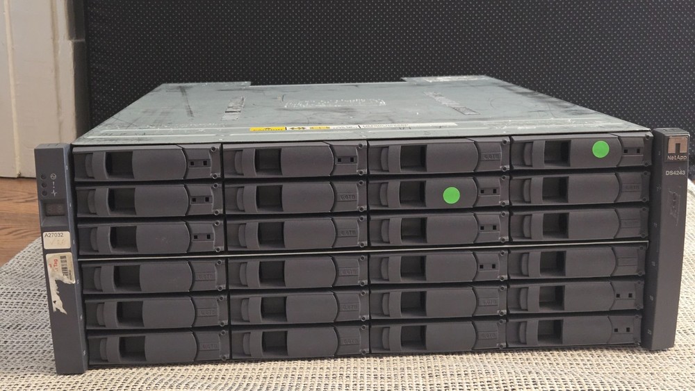 NETAPP DS4243 Disk Array Shelf with 24x SAS Trays