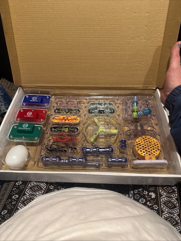 SNAP CIRCUITS JR BY ELENCO - OVER 100 EXCITING PROJECTS