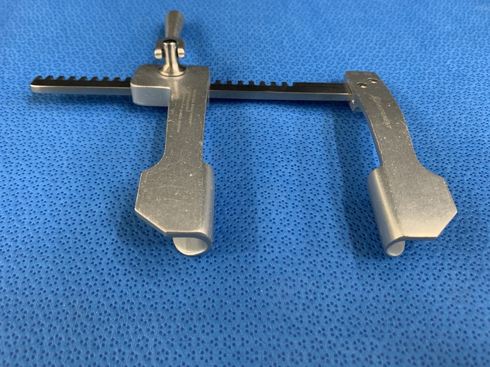 V. Mueller CH-1287 Retractors