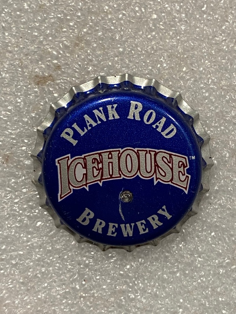 Plank Road Brewery Icehouse Blinking Bottle Cap Button *Pre-Owned/Scratch* BT1