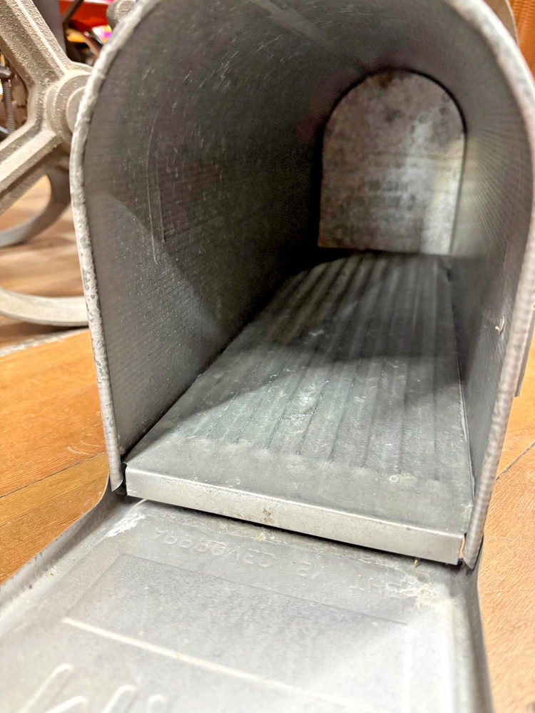 Vintage 1974 mailbox Jackes - Evans