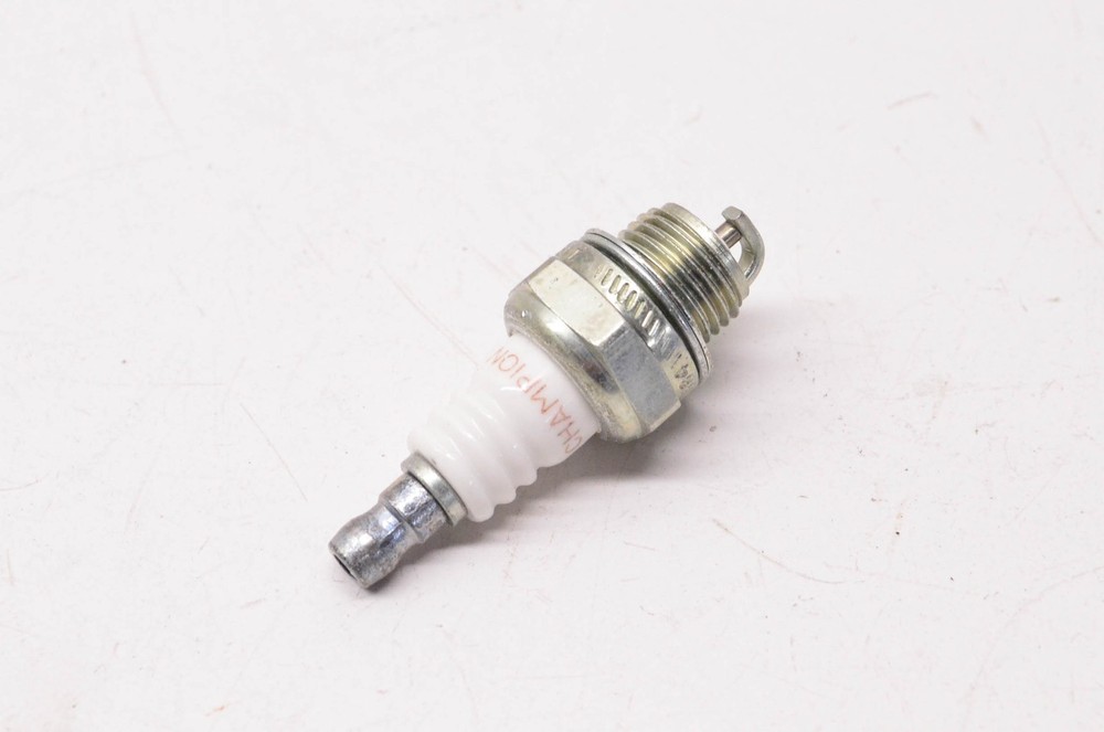 Champion CJ7Y, 853 Spark Plug NOS