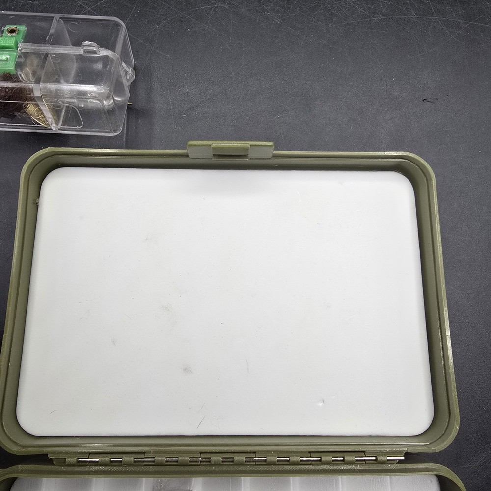 white river fly box with 27 Flys Pluse Extra Case