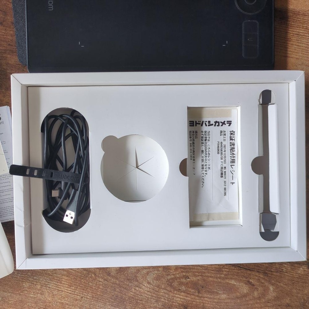 Wacom Intuos Pro Pen Tablet Bluetooth Graphics Pad for Creatives Pro