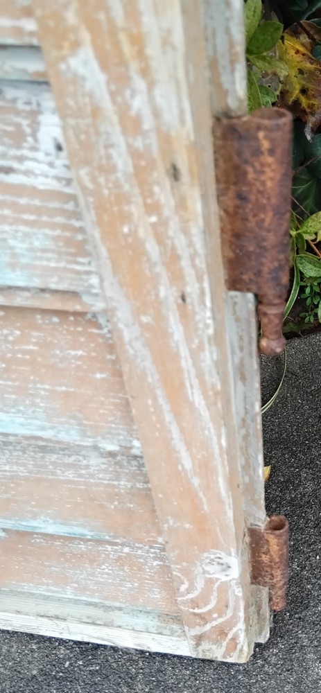 ANTIQUE WOOD SHUTTER