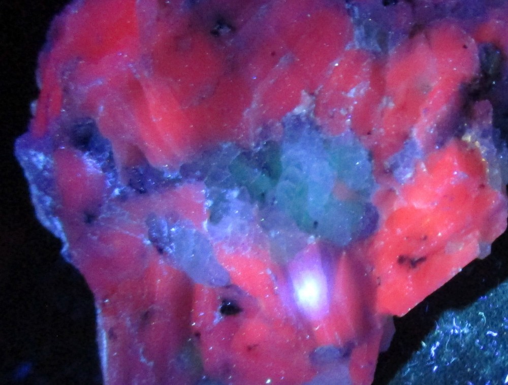 Fluorescent mineral rock Phosphorescent Chlorophane T47