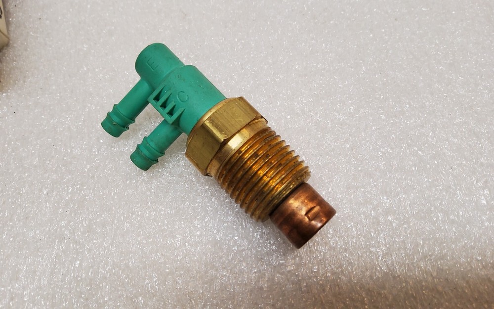 NOS Ported Vacuum Switch Napa 2-973, SMP PVS24