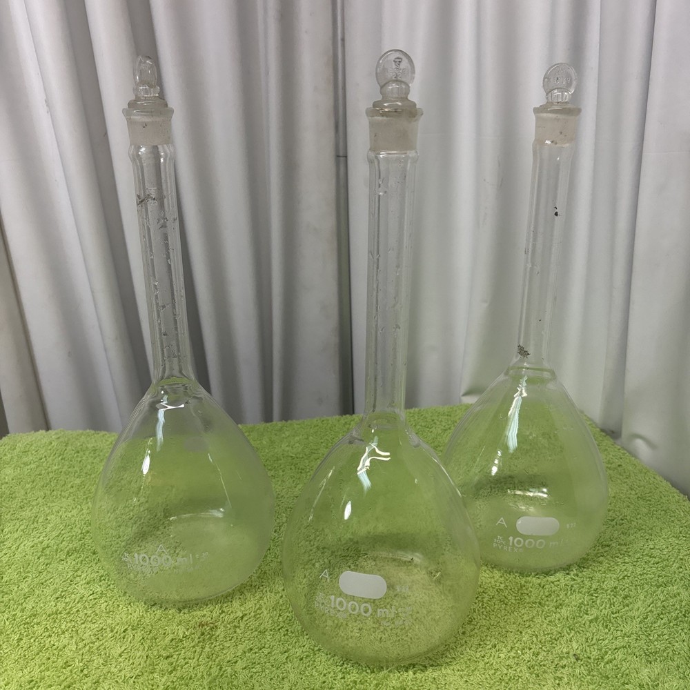 (3) Corning Pyrex 1000 ml Class A Volumetric Flask with Stoppers