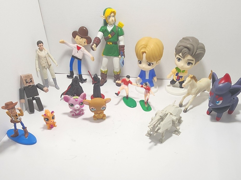 Random  Minifigures 17 Pieces