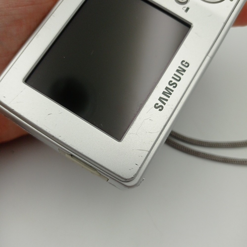 Samsung Digimax D75 7.2MP Compact Digital Camera Silver - Powers Off Randomly