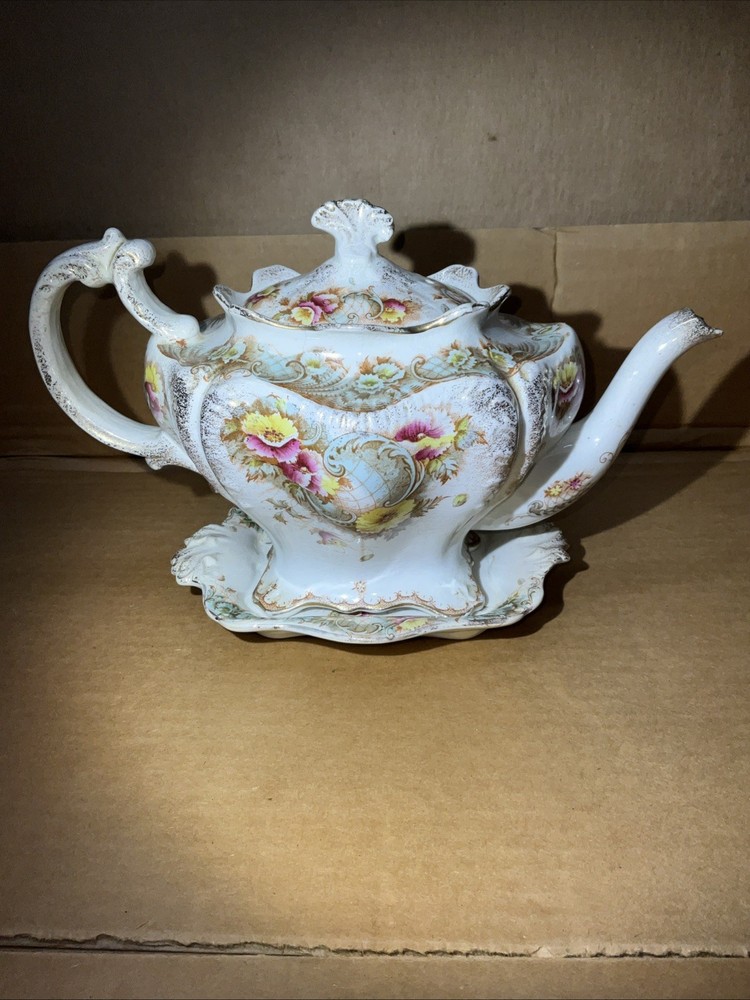 Albion pottery UK WILTON pattern teapot CIRCA 1920 Small Chip