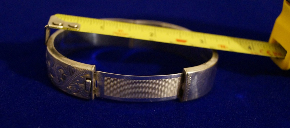 Solid Silver Hinged Ladies Etched Bangle - Birmingham, 1969 - 27.2g