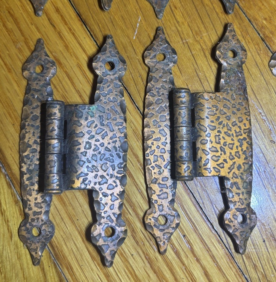 Lot of 12 Copper Hammered Spade Tip Offset Cabinet Hinges & 4 Drawer Pulls READ