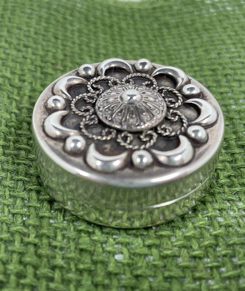 Antique Egyptian Solid Silver 0.800 Pill Box,  Hallmarked (Cairo 1940s)