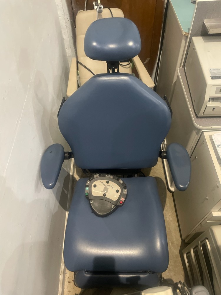 Pre-Owned Midmark 419 Programmable Power Procedure Table Chair 419-004