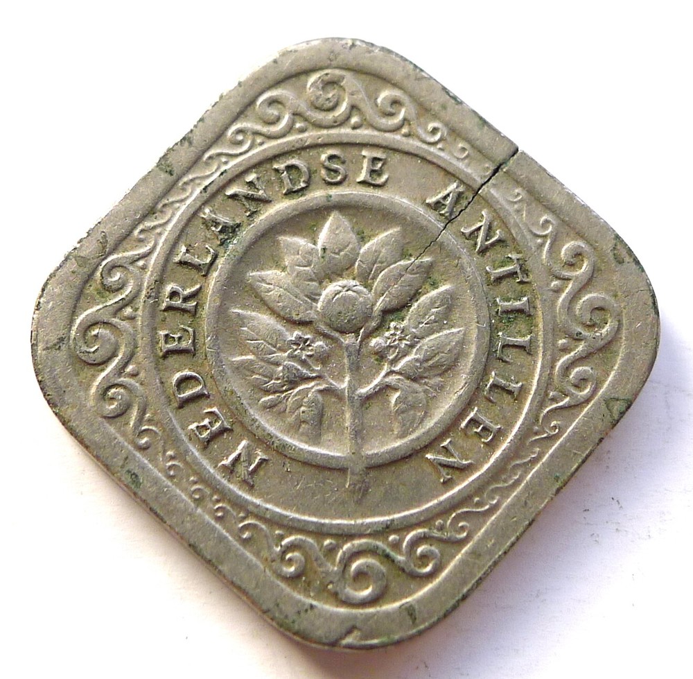 NETHERLANDS ANTILLES 5 CENTS 1957, *MINT ERROR* PLANCHET CRACKED RIGHT THROUGH!!