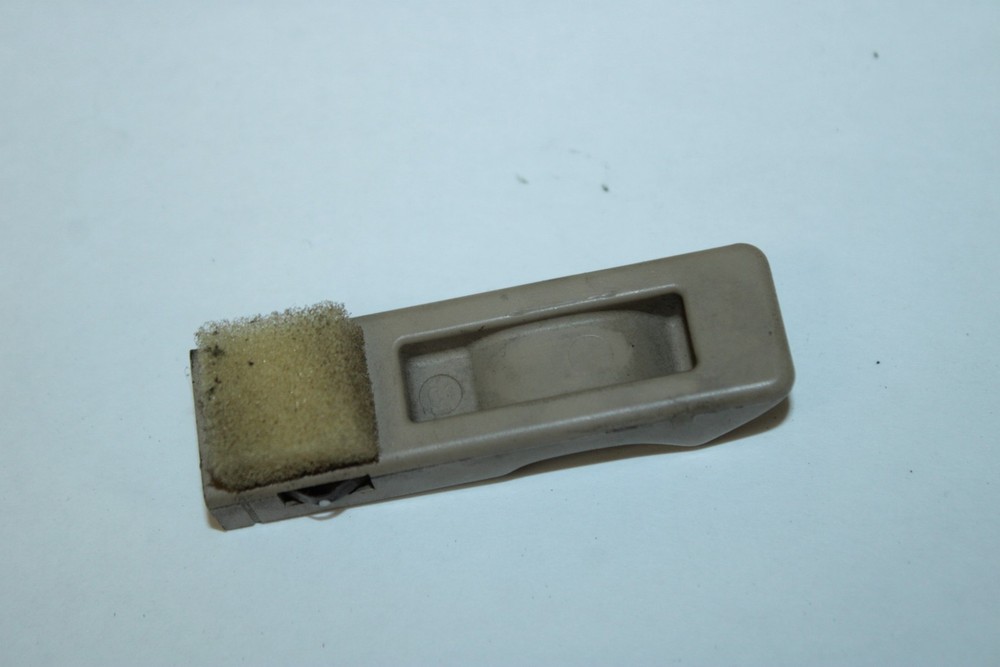 2006 HONDA CR-V (SE)- DRIVER OR PASSENGER FRONT DOOR LOCK INDICATOR TAB