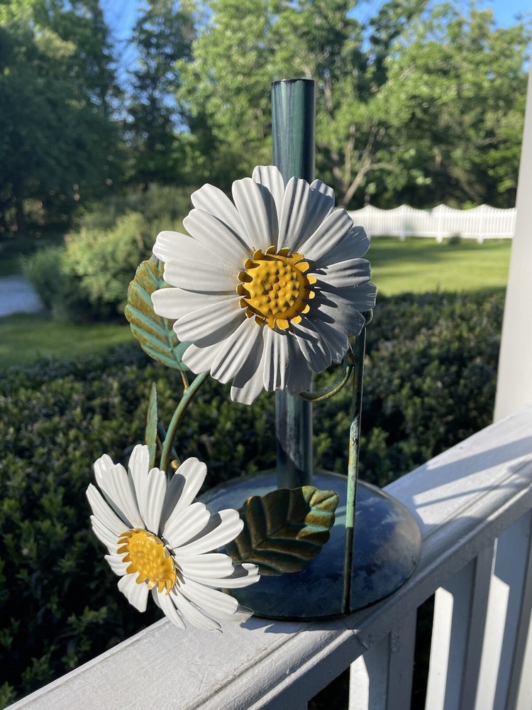Painted Metal Daisy Paper Towel Holder