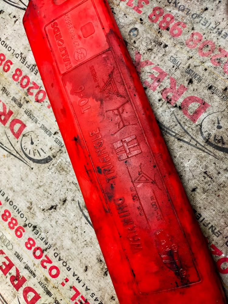 Halfords Emergency Road Warning Triangle 27r039602