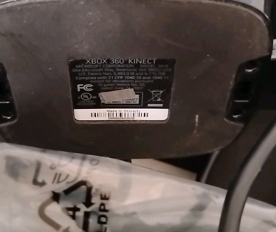 Xbox 360 Kinect Sensor 2 game Included