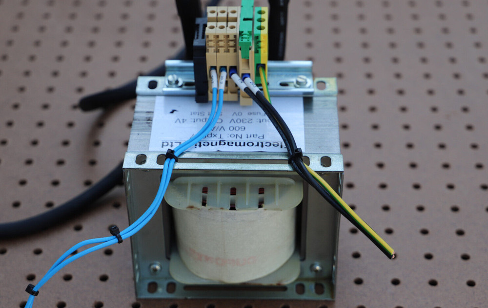 ELECTROMAGNETIC LTD Txp017 TRANSFORMER 600V/A INPUT 230V OUTPUT 4V