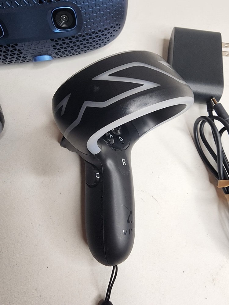 HTC Vive Cosmos Virtual Reality Gaming Headset + Controllers Complete Set