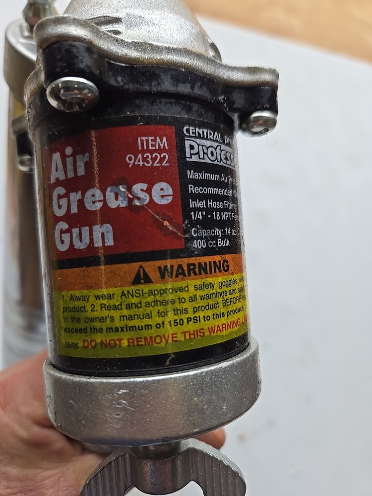 Air Grease Gun. By Central Pneumatic