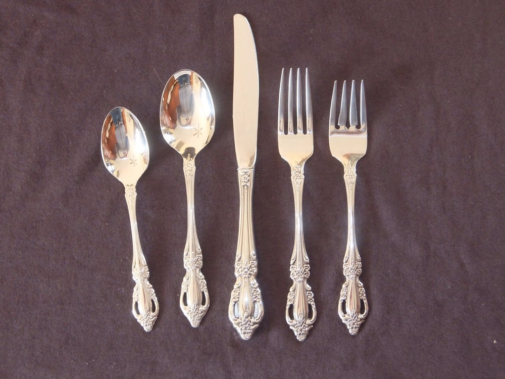 Oneida Distinction Deluxe RAPHAEL Place Setting Stainless