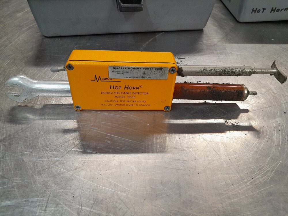 Memco Model 3000 Energized Cable Detector with Case