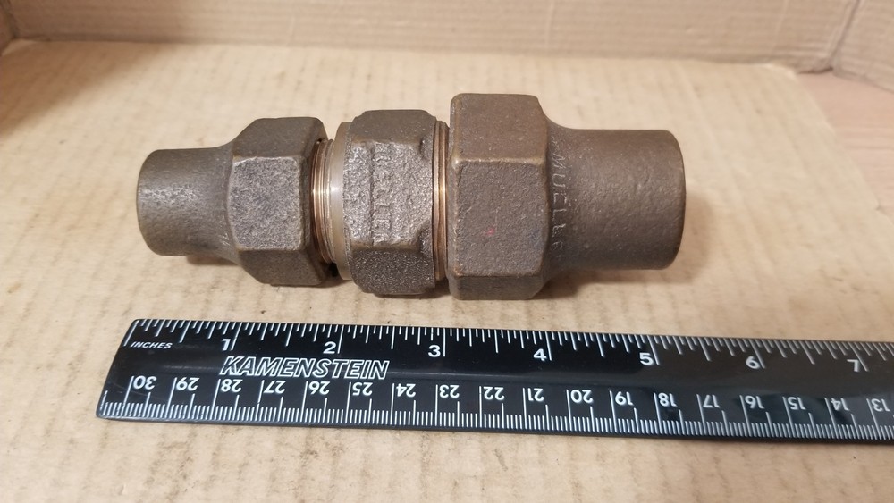 Mueller Straight Coupling with threaded Copper Flare Nut
