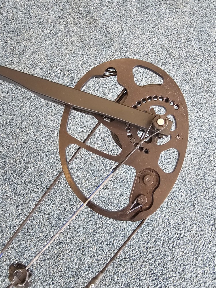 Diamond Archery Infinite Edge Pro Compound Bow 70# Draw w/ Case, Quiver, Release