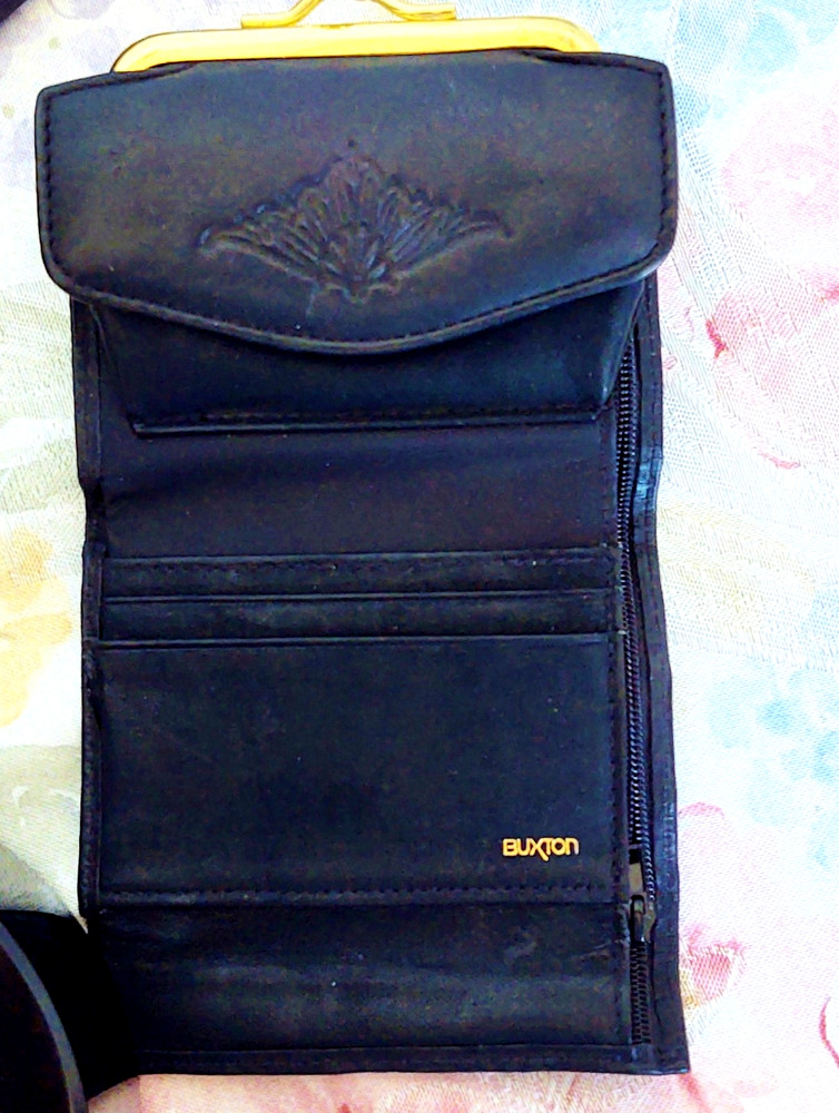 WOMANS BLACK LEATHER FOLDING WALLET